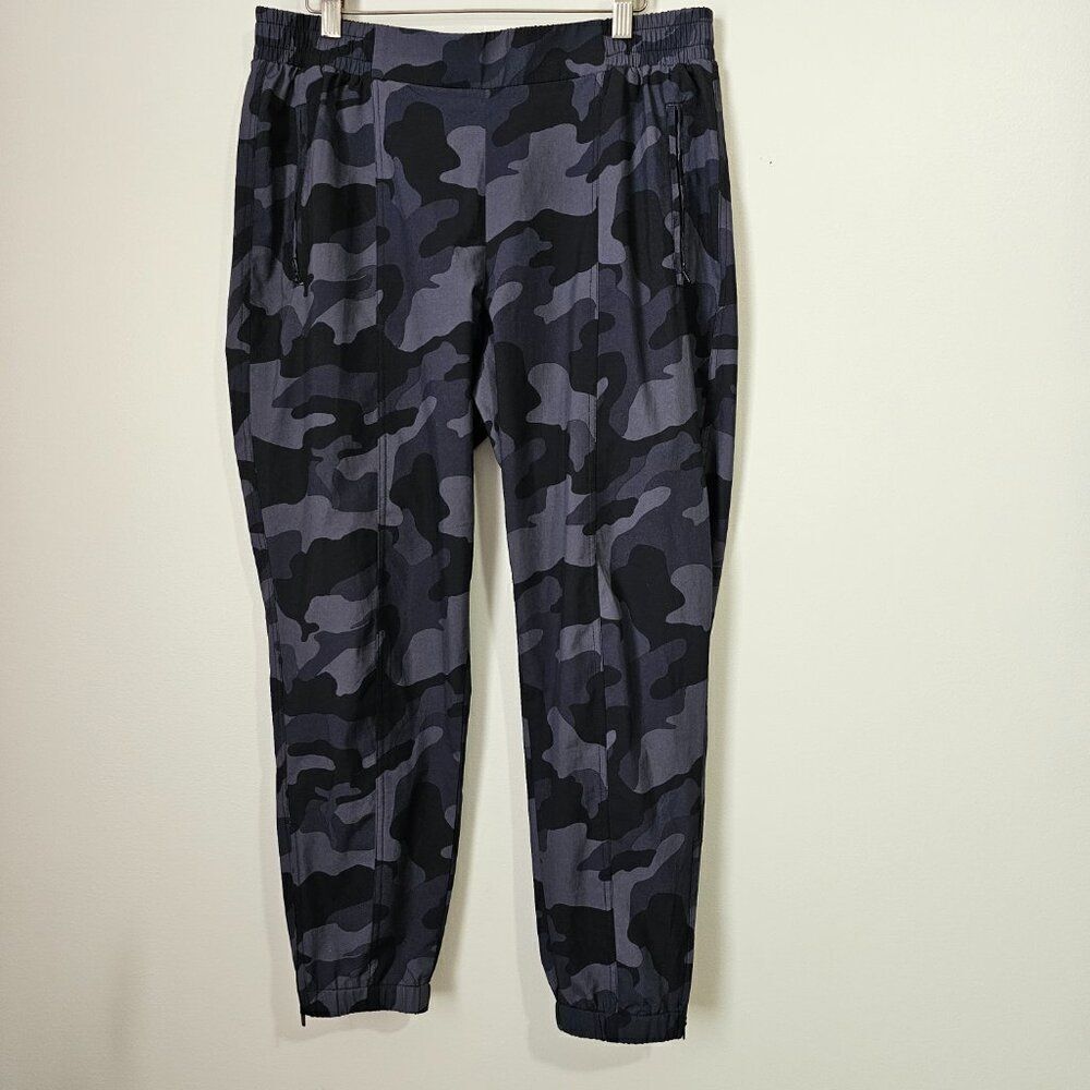 LIKE NEW OLD NAVY ACTIVE CAMO JOGGER PANTS SIZE LARGE